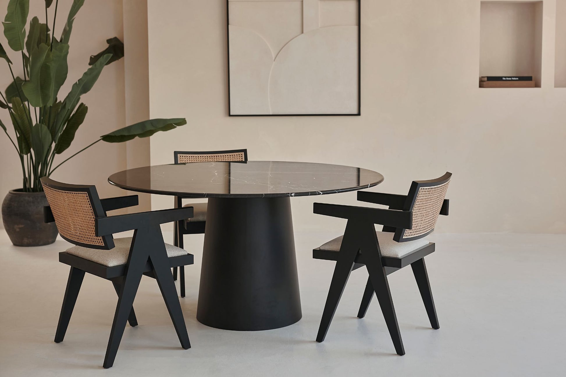 Flow round dining table with Nero Marquina black marble top and black cylindrical base, 110 cm diameter, matte finish.
