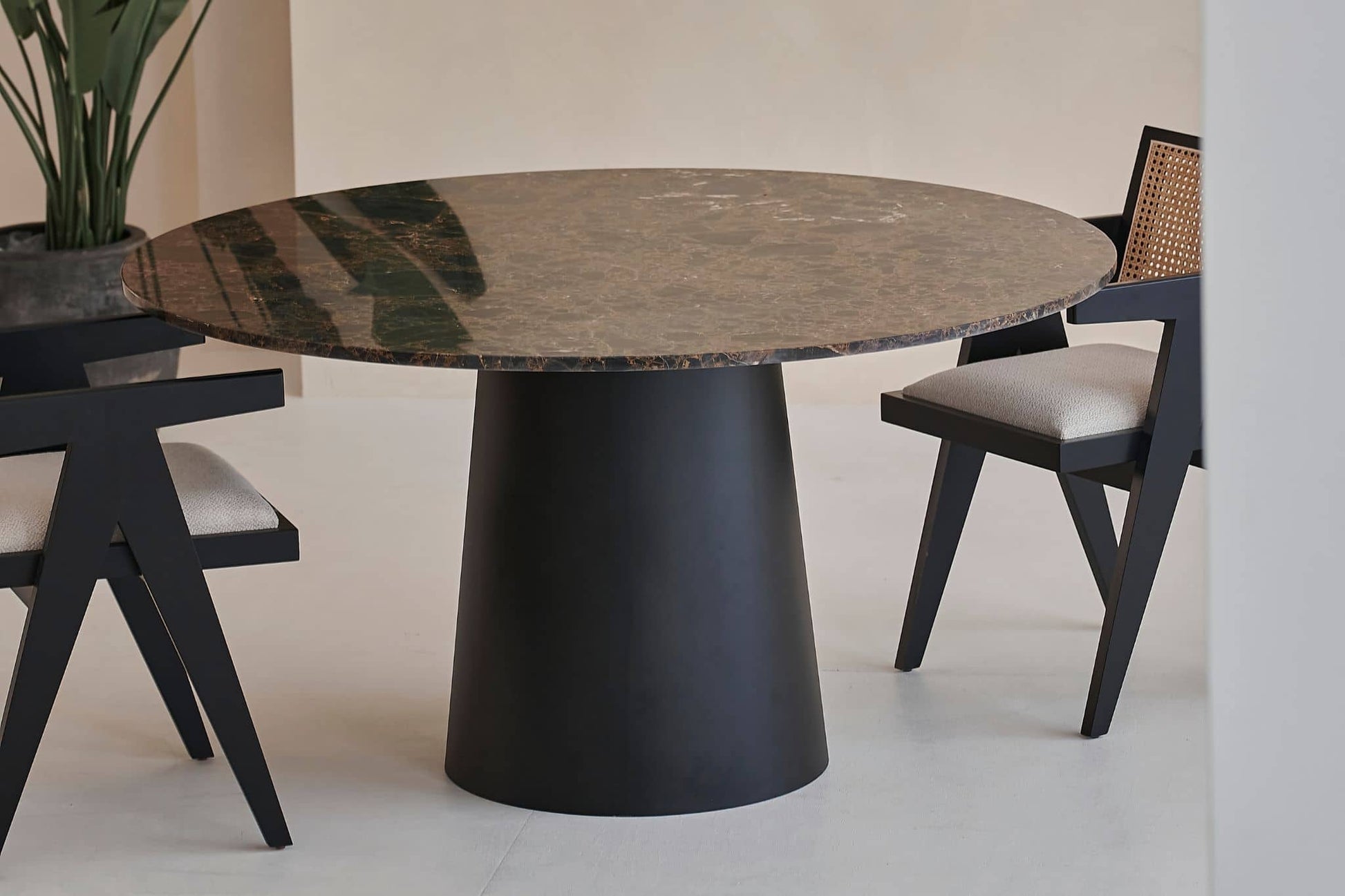Flow round dining table with Portoro marble top and black cylindrical base, modern design by My Store.