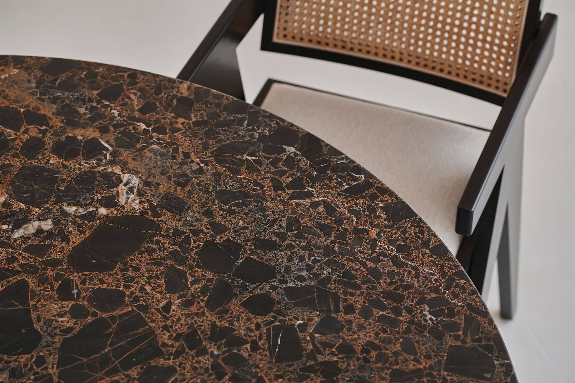 Flow round dining table with Portoro marble top and black cylindrical base, modern design by My Store.
