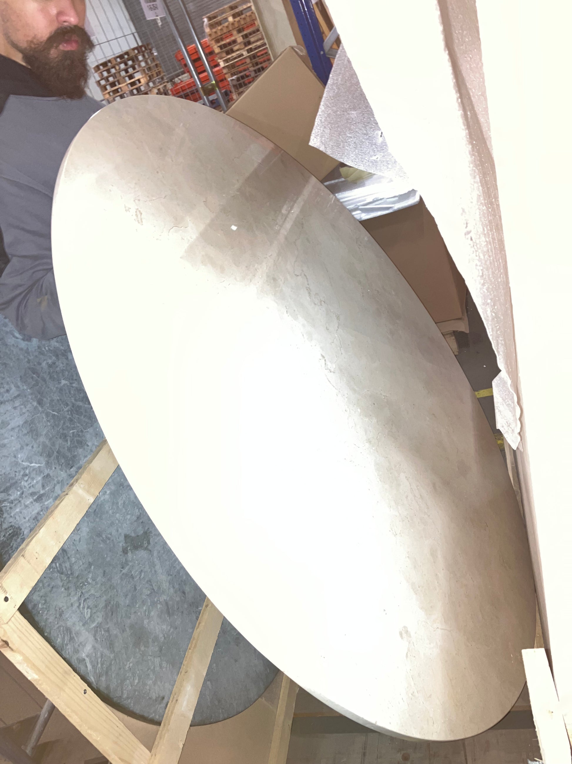 KIYO round dining table - Crema Marfil beige marble (black center-leg) (Outlet Ø 140 cm)