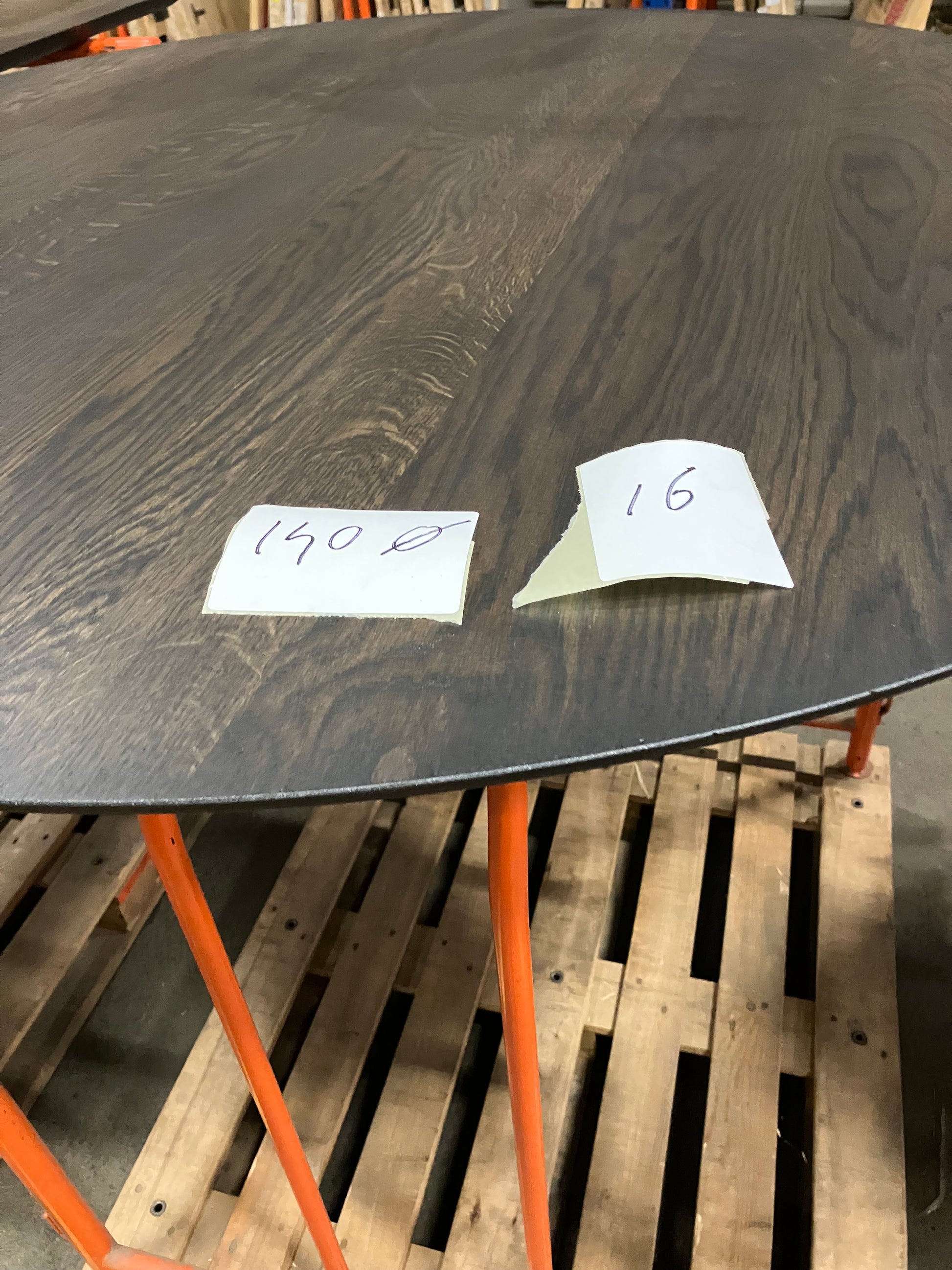 FLOW round dining table - Charcoal oak (Black cylinder) (Outlet Ø 140)