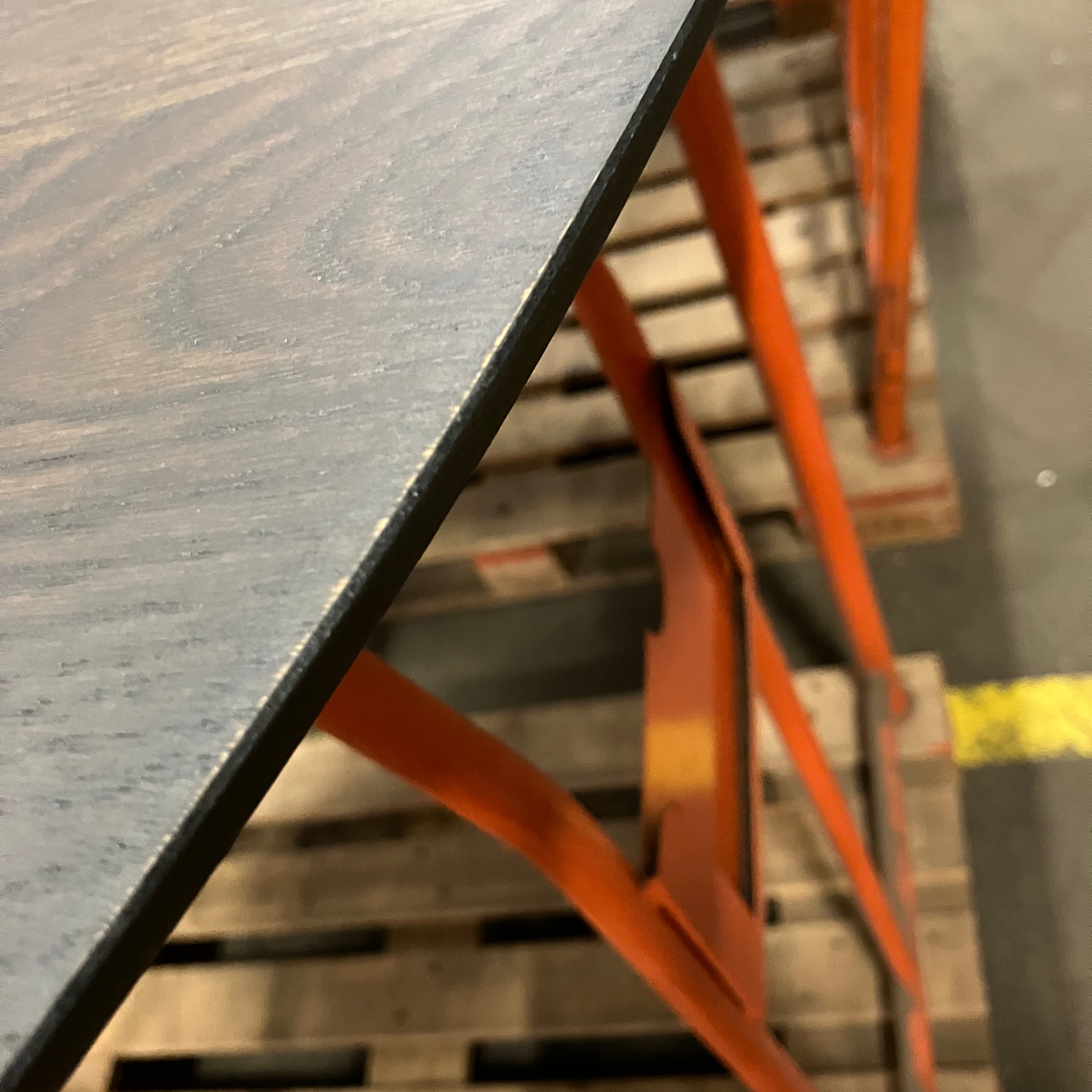 FLOW round dining table - Charcoal oak (Black cylinder) (Outlet Ø 140)