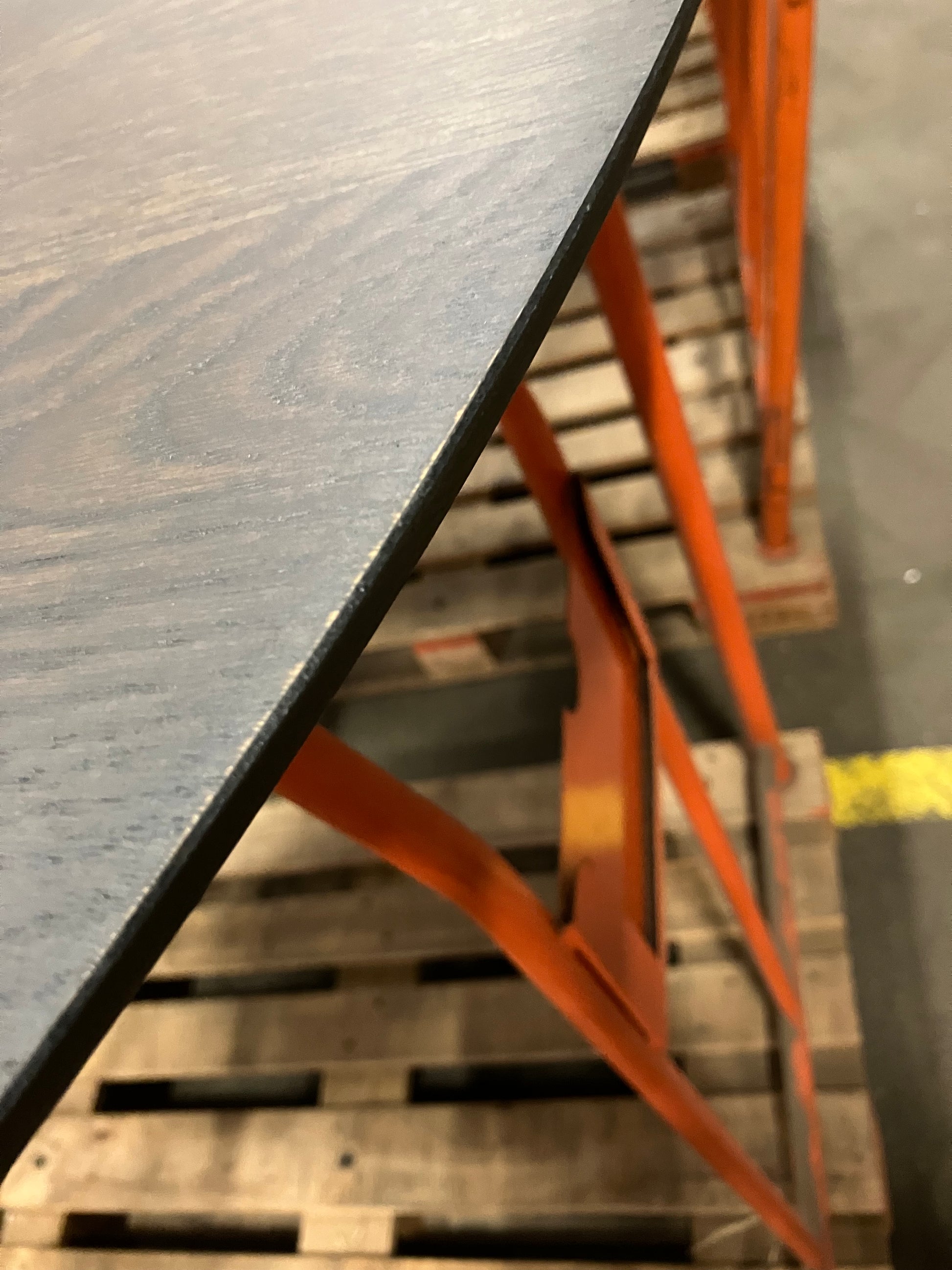 FLOW round dining table - Charcoal oak (Black cylinder) (Outlet Ø 140)
