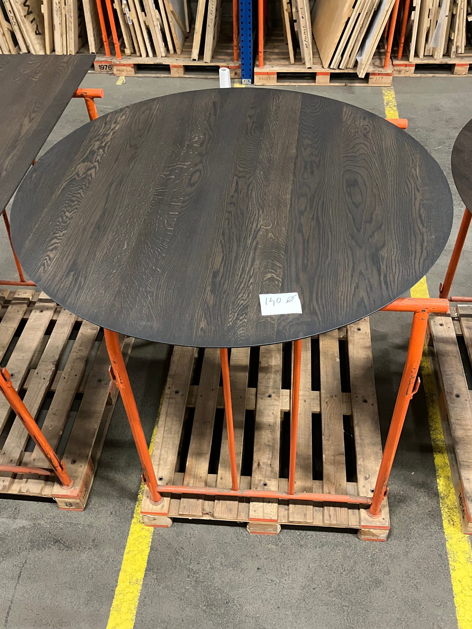 FLOW round dining table - Charcoal oak (Black cylinder) (Outlet Ø 140)