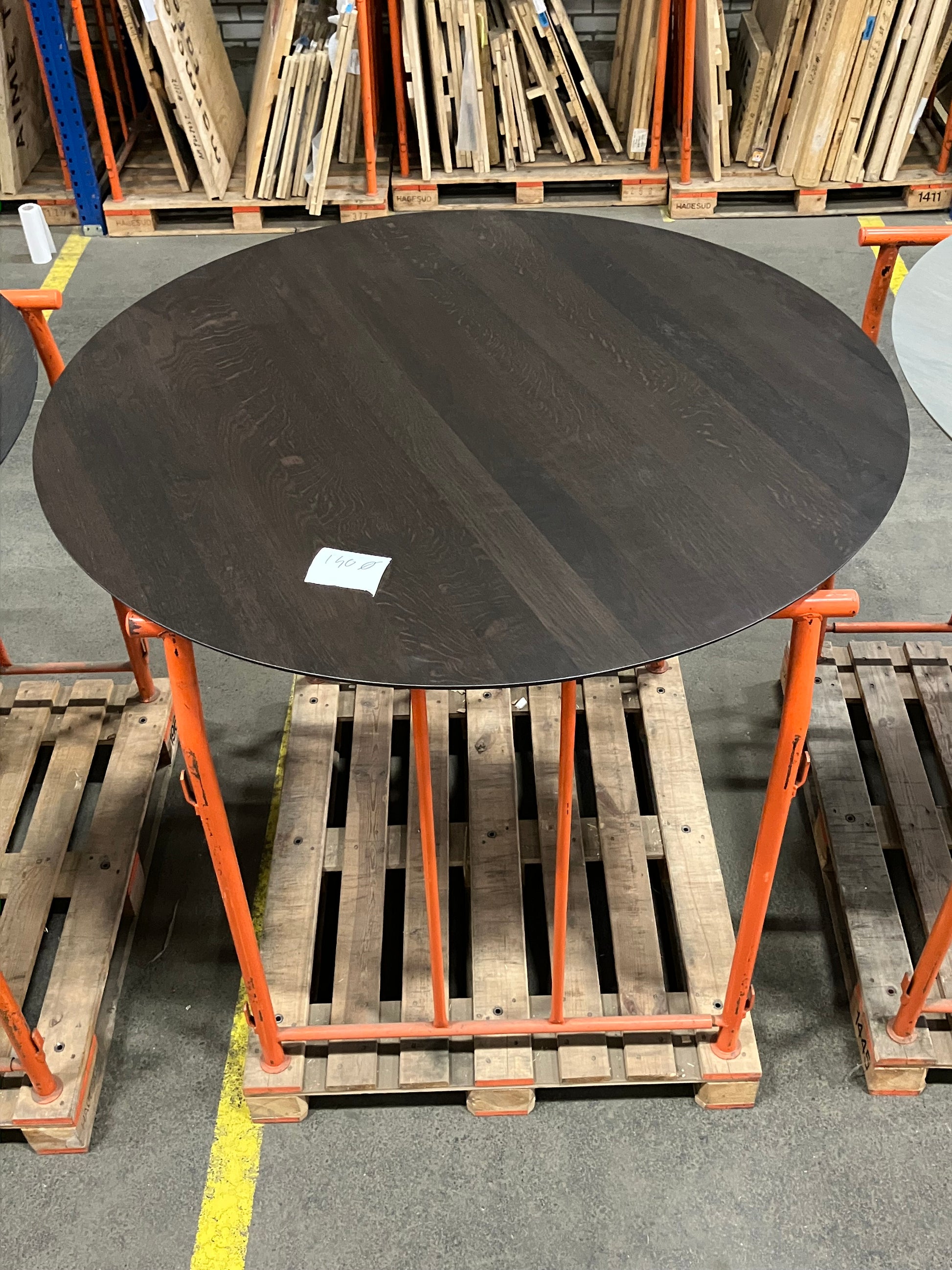 FLOW round dining table - Charcoal oak (Outlet Ø 140)