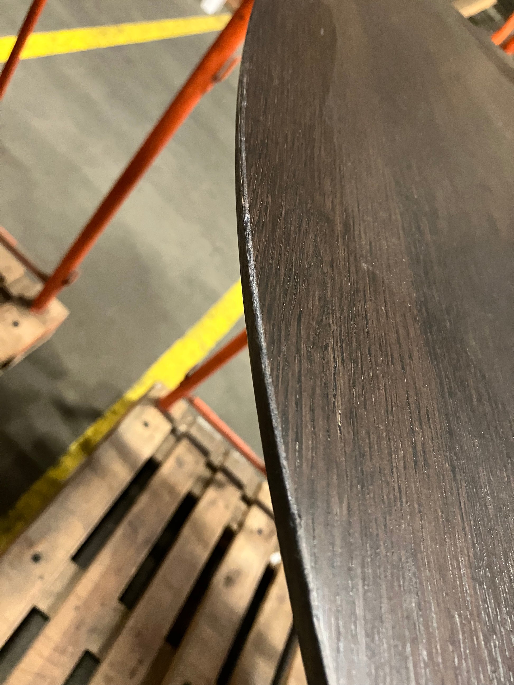 FLOW round dining table - Charcoal oak (Outlet Ø 140)