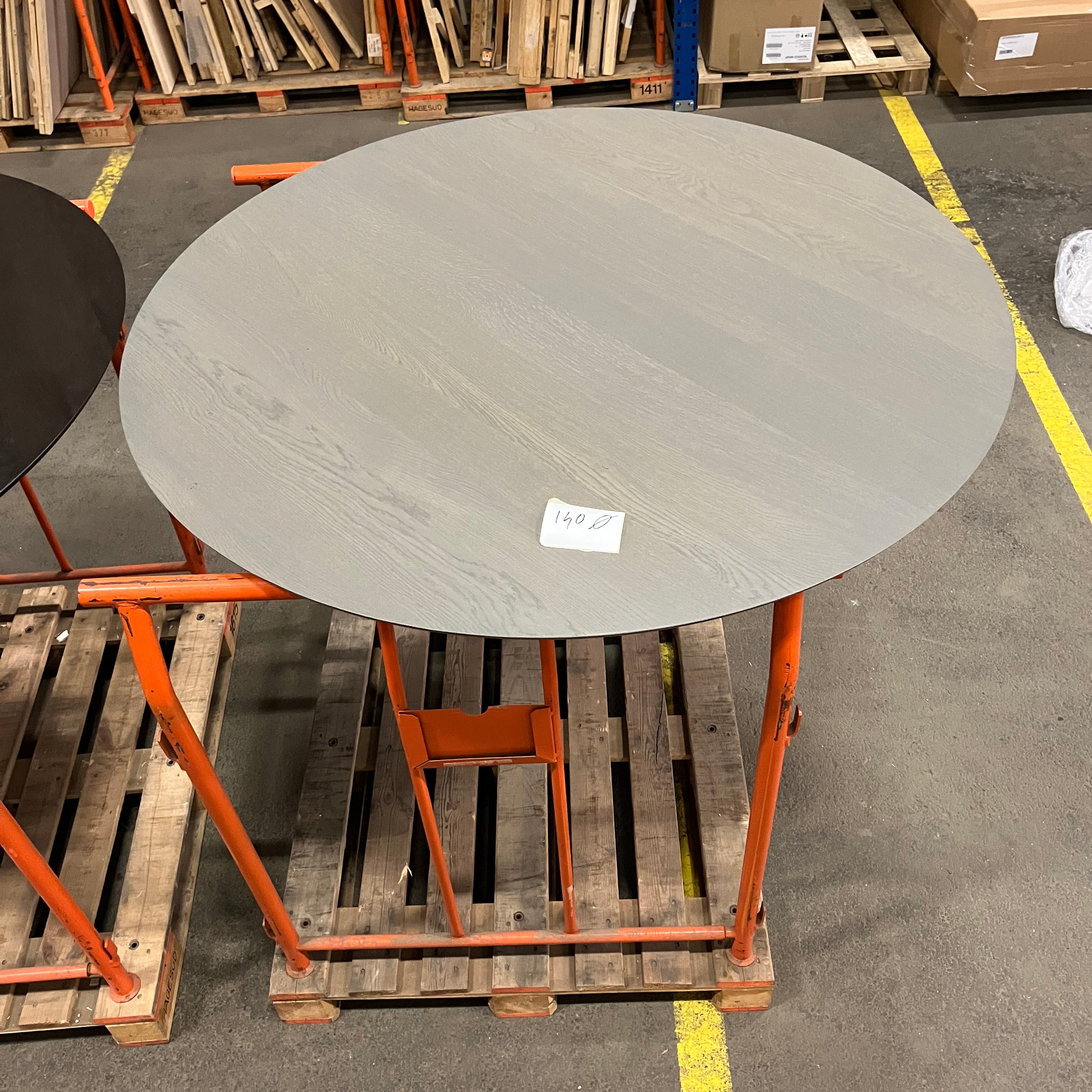 FLOW round dining table - Ash White oak (Outlet Ø 140)