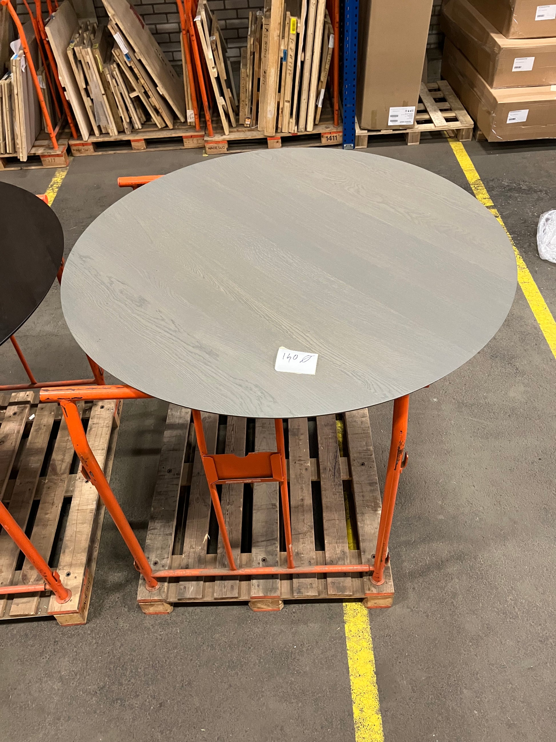 FLOW round dining table - Ash White oak (Outlet Ø 140)