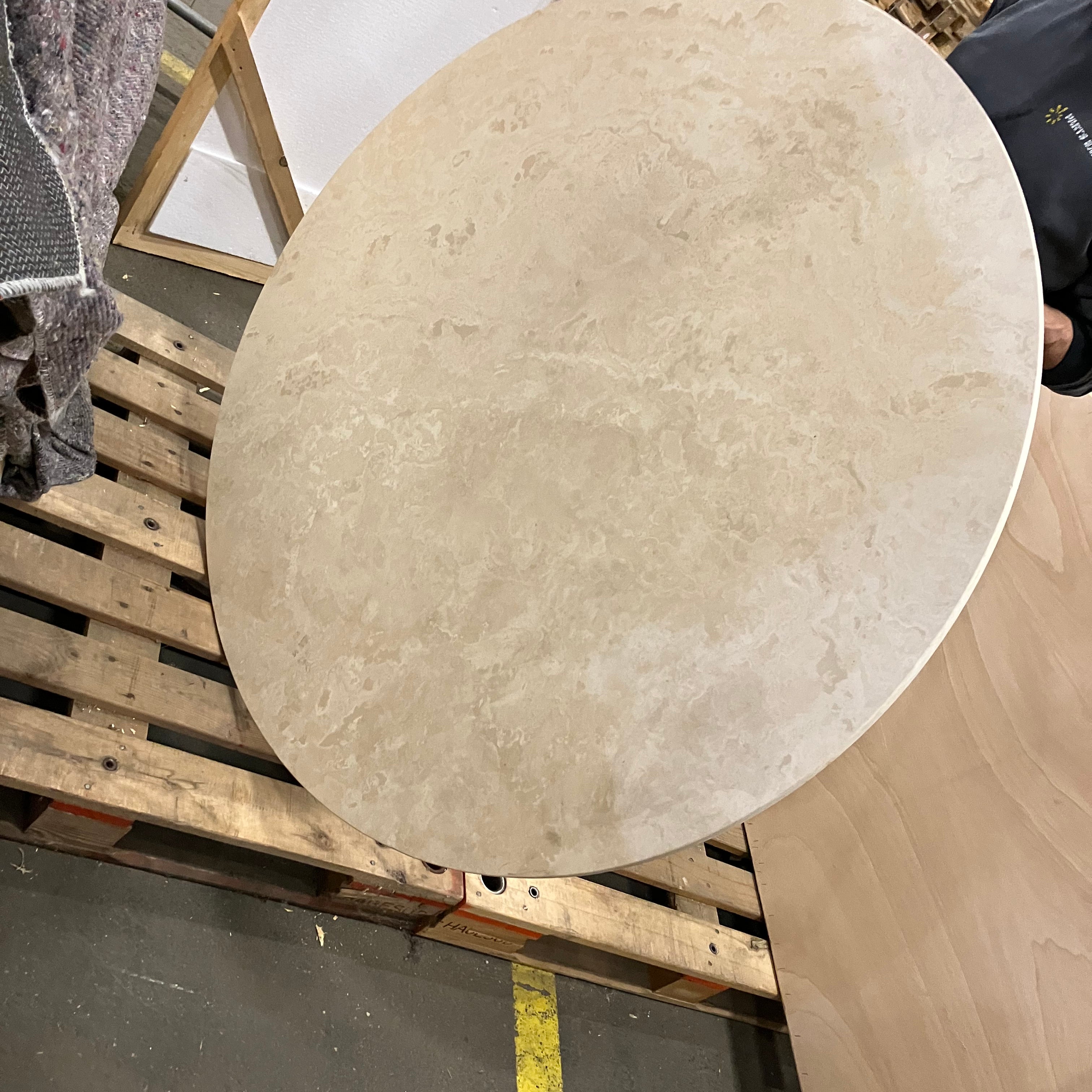 KIYO round dining table - Travertine (Outlet Ø 130 cm)