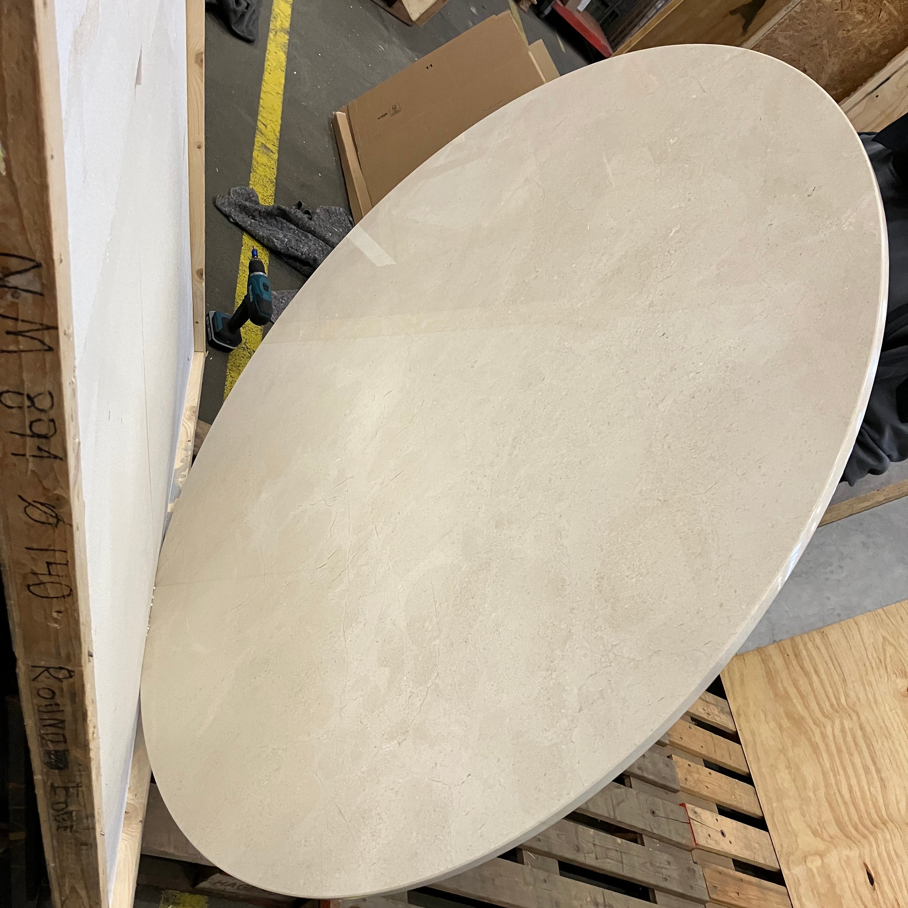 KIYO round dining table - Crema Marfil beige marble (Outlet Ø 140 cm)